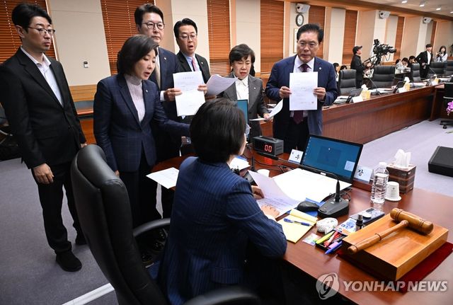 법사위 국감서 항의하는 국민의힘 의원들