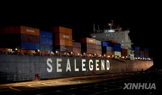 북극항로를 이용해 영국에 도착한 중국의 화물선