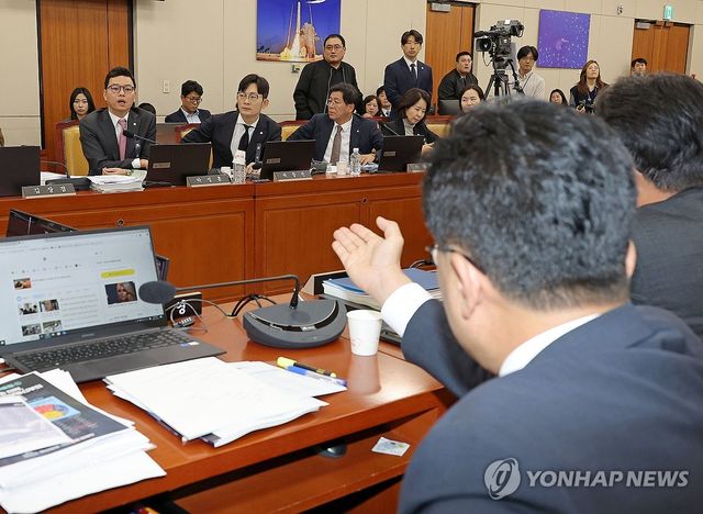 설전 벌이는 박정훈-김우영 의원