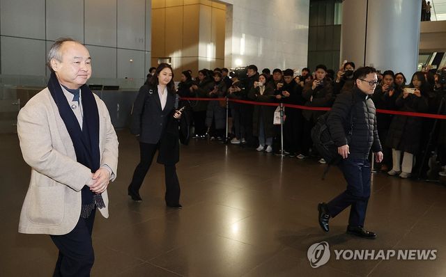 삼성 서초사옥 나서는 손정의 회장