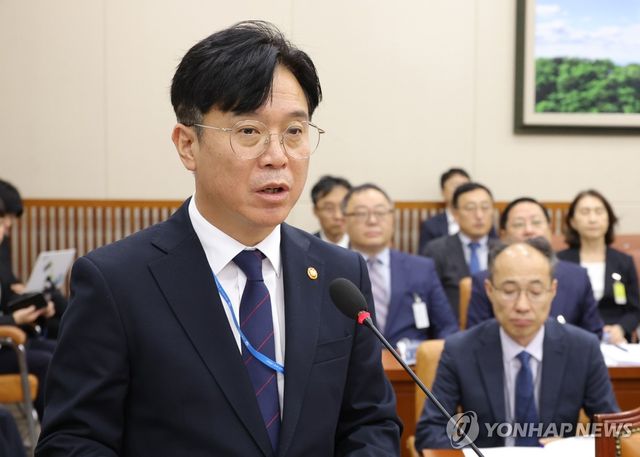 김영훈 고용노동부 장관, 기후에너지 환노위 국감서 업무보고