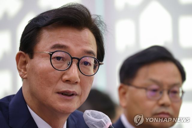 질의에 답하는 전재수 해양수산부 장관