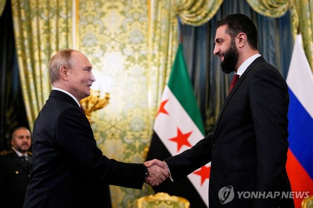 블라디미르 푸틴 러시아 대통령과 아메드 알샤라 시리아 임시대통령