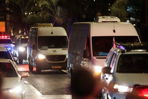 하마스가 송환한 이스라엘 인질 시신 옮기는 차량