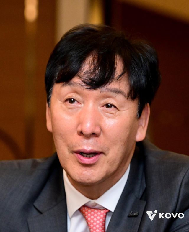 인터뷰하는 신영철 OK저축은행 감독