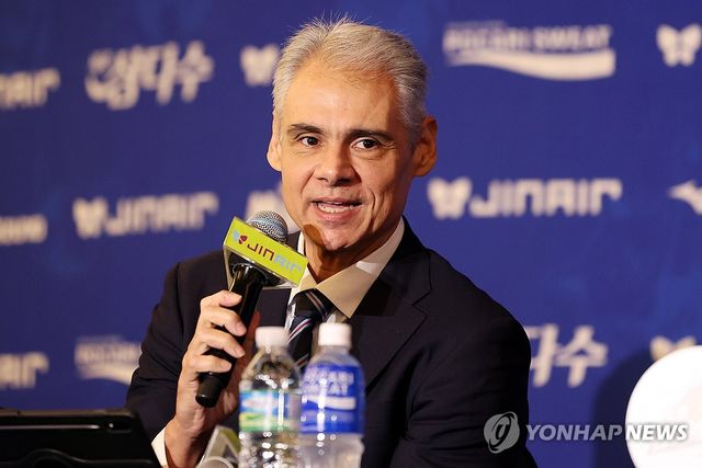 인사말 하는 KB손해보험 레오나르도 카르발류 감독