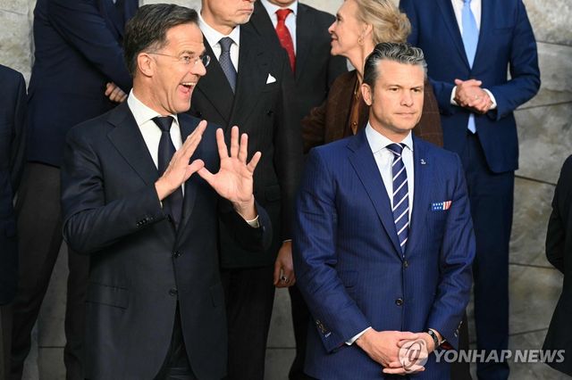 마르크 뤼터 나토 사무총장(왼쪽)과 피트 헤그세스 미국 국방장관