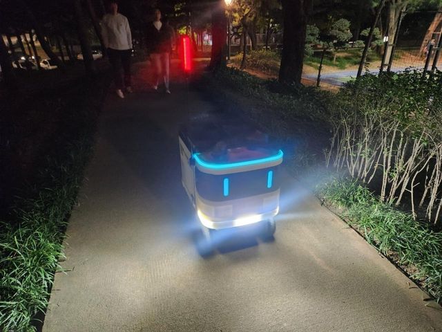 공원을 순찰하는 AI 기반 자율주행 로봇