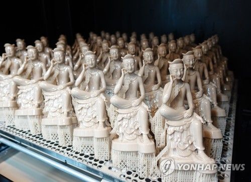 볼하트하고 있는 반가사유상