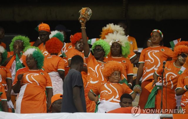 응원하기 위해 경기장 찾은 코트디부아르 관중들