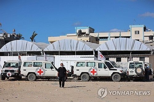 이스라엘이 반환한 팔레스타인인 시신 45구 옮긴 국제적십자위원회(ICRC) 차량