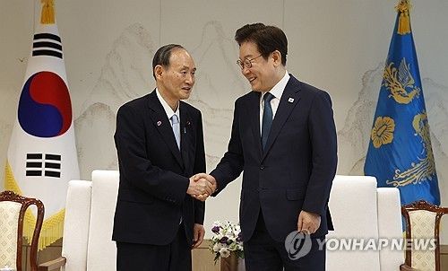 이재명 대통령과 일한의원연맹 회장 스가 전 일본 총리