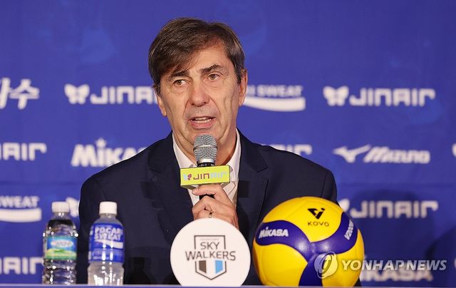 인사말 하는 현대캐피탈 필립 블랑 감독