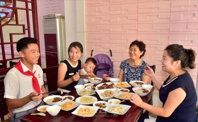 평양 창광음식거리 짜장면집서 외식하는 북한 주민들