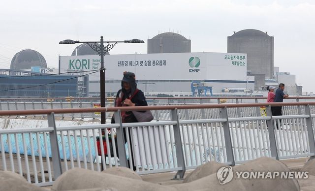 부산 기장군 장안읍 월내 쪽에서 바라본 고리2호기(오른쪽 두 번째) 모습. [연합뉴스 자료사진]