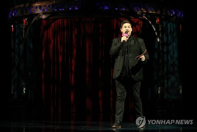 인사하는 제이미슨 린덴버그 예술감독