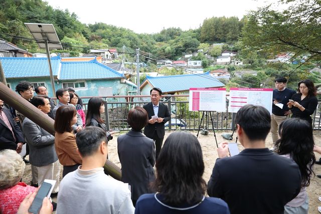 개미마을에서 정비사업 현황 브리핑하는 이성헌 서대문구청장