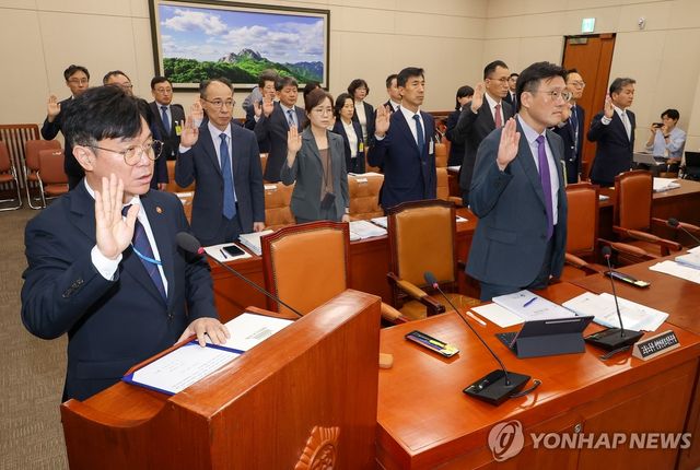 국정감사서 선서하는 김영훈 고용노동부 장관