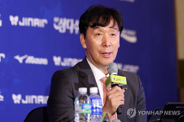 인사말 하는 OK저축은행 신영철 감독