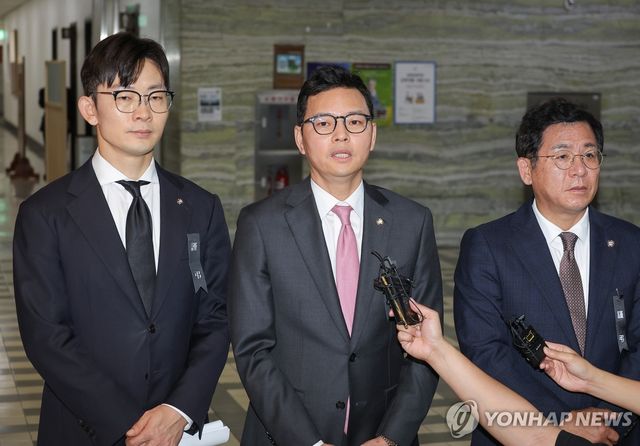 공개된 문자 메시지 관련 설명하는 국민의힘 박정훈 의원