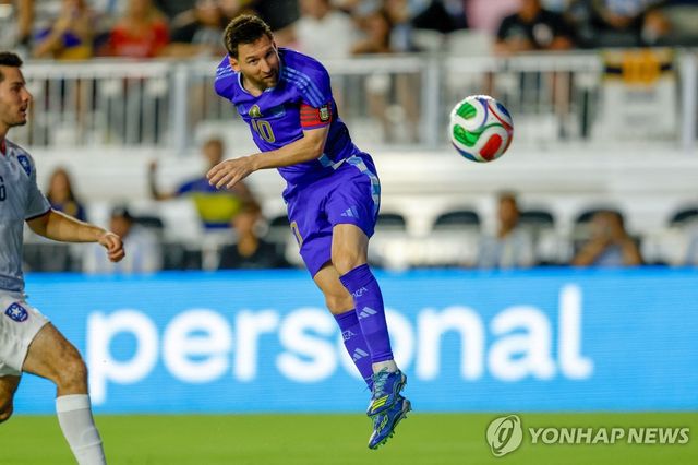 헤더를 시도하는 리오넬 메시