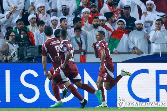 골 세리머니 하는 카타르 선수들.