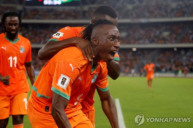 득점하고 기뻐하는 코트디부아르 얀 디오만데