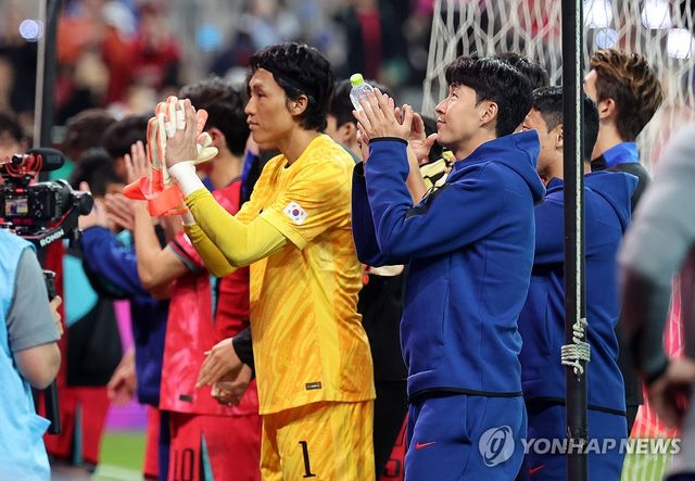팬들에게 인사하는 축구대표팀