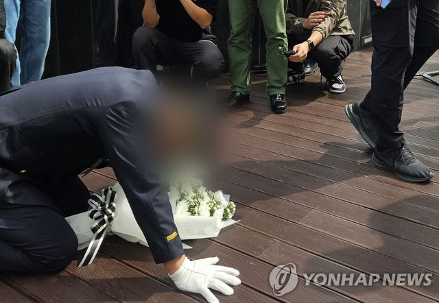지난달 22일 무릎 꿇고 유족에게 사죄하는 파출소 당직 팀장