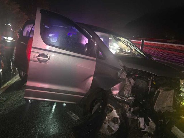 승합차 단독 사고 현장