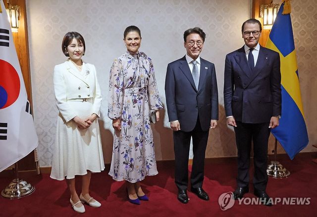 김민석 총리, 빅토리아 스웨덴 왕세녀와 기념촬영