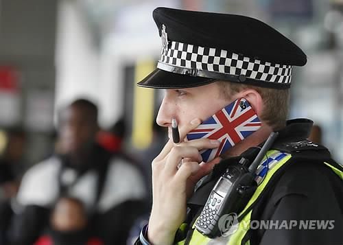 휴대전화로 통화중인 영국 경찰 