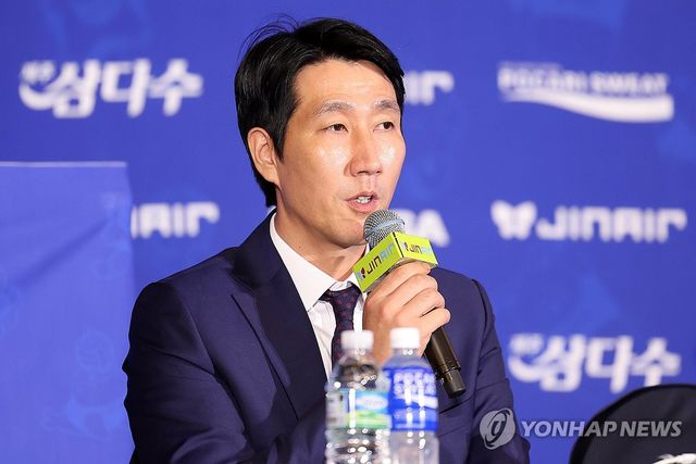 인사말 하는 한국전력 권영민 감독