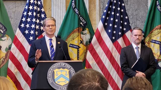 기자회견하는 美 재무장관과 무역대표