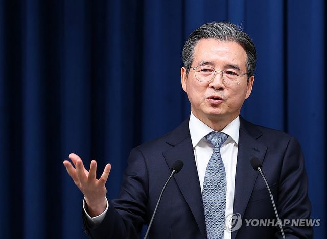 브리핑하는 김용범 정책실장