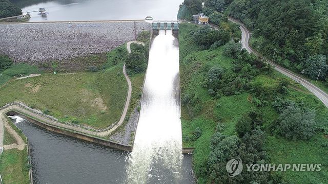 최악 가뭄으로 맨바닥 드러냈던 강릉 오봉저수지 방류