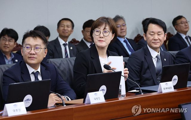 이 대통령 발언듣는 회의 참석자들