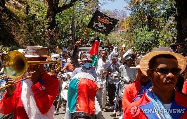 마다가스카르 Z세대 시위에 등장한 '해적단' 깃발