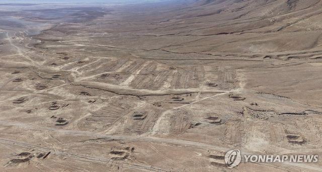 아사드 독재정권이 시신 수천구를 비밀리에 옮긴 곳으로 추정되는 두이마르 외곽 사막 비밀 장소를 드론으로 촬영한 모습.