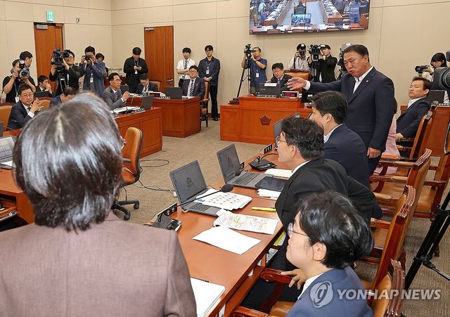 민주노총 증인 채택 여부 관련 기후노동위 국감 설전