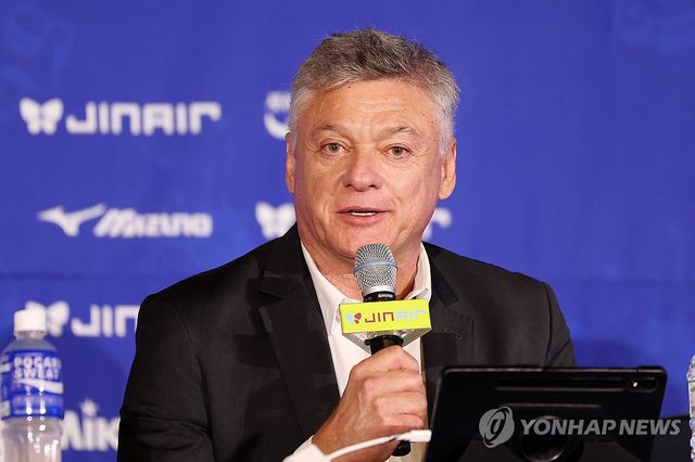 인사말 하는 대한항공 헤난 달 조토 감독