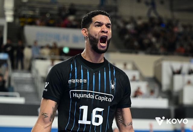 득점 후 기뻐하는 현대캐피탈의 레오