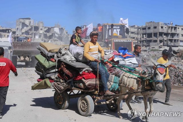 14일(현지시간) 가자시티 거리를 지나는 피란민들 모습