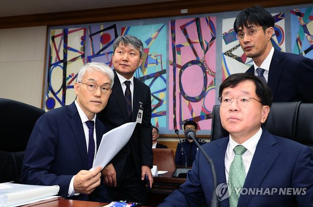 법사위 상황 살피는 천대엽 법원행정처장