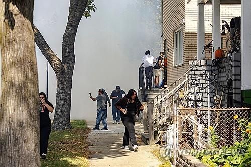 시카고 주택가의 최루가스 연기