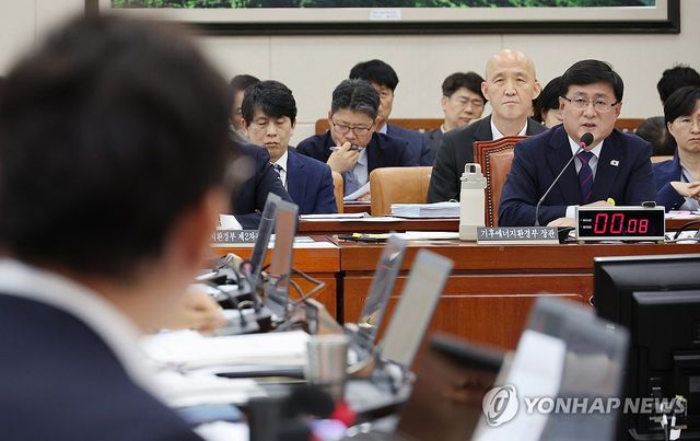 답하는 김성환 기후에너지환경부 장관