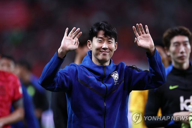 인사하는 손흥민