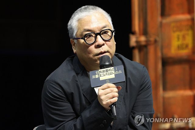 작품 소개하는 윤한솔 연출