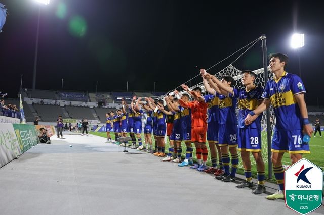 경기 후 팬들에게 인사하는 충남아산 선수단.