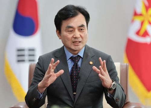 인터뷰하는 안규백 장관